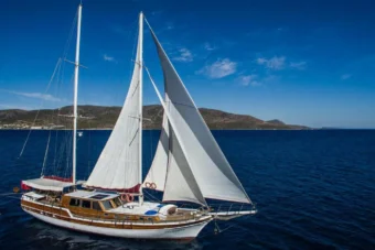 Motorsegler Boot Perrinita Mieten - Opus Yachting