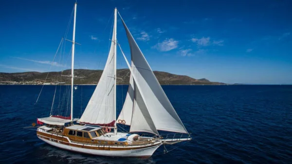 Motorsegler Boot Perrinita Mieten - Opus Yachting
