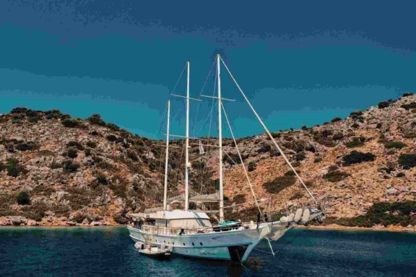 Bella Mare Motorsegler Boot mieten - Opus Yachting